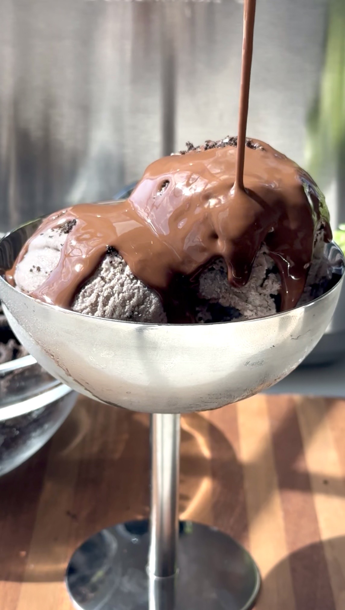 oreo cheesecake with chocolate sauce